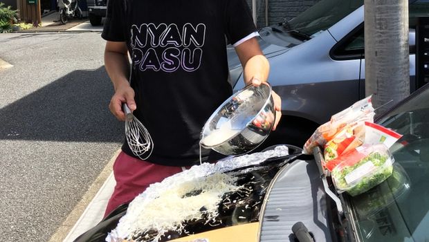 Waduh! Di Jalanan Ramai, Pria Ini Masak Hot Pot di Atas Kap Mobil