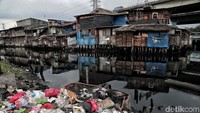 Begini potret salah satu sudut pemukiman kumuh di kawasan bantaran sungai di Pejagalan, Penjaringan, Jakarta Utara, Jumat (18/1/2019).