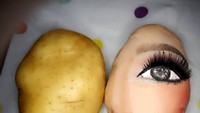 Meski sama-sama dijejerkan, kentang rias yang satu ini seolah tampak seperti sosok wanita yang sedang melihat ke wajah orang yang ada dihadapannya. Foto: Instagram nailwalex