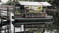 Perahu eretan juga dijadikan sebagai tempat untuk memasang spanduk caleg.