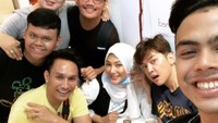 Makan ramai-ramai! Erra bersama adik-adiknya terlihat menyantap kaya toast khas negeri Singa. Kumpul bareng anak muda, Erra juga masih seperti anak muda ya? Foto: Instagram errafazira