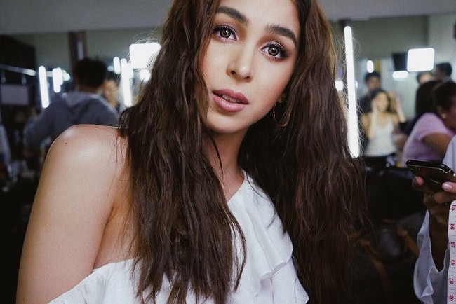 Aktris kelahiran 1997 ini pun kerap kali menjadi sorotan karena pamer foto seksi yang memperlihatkan lekuk tubuhnya dan mengunggahnya di Instagram. Foto: Instagram @juliabaretto