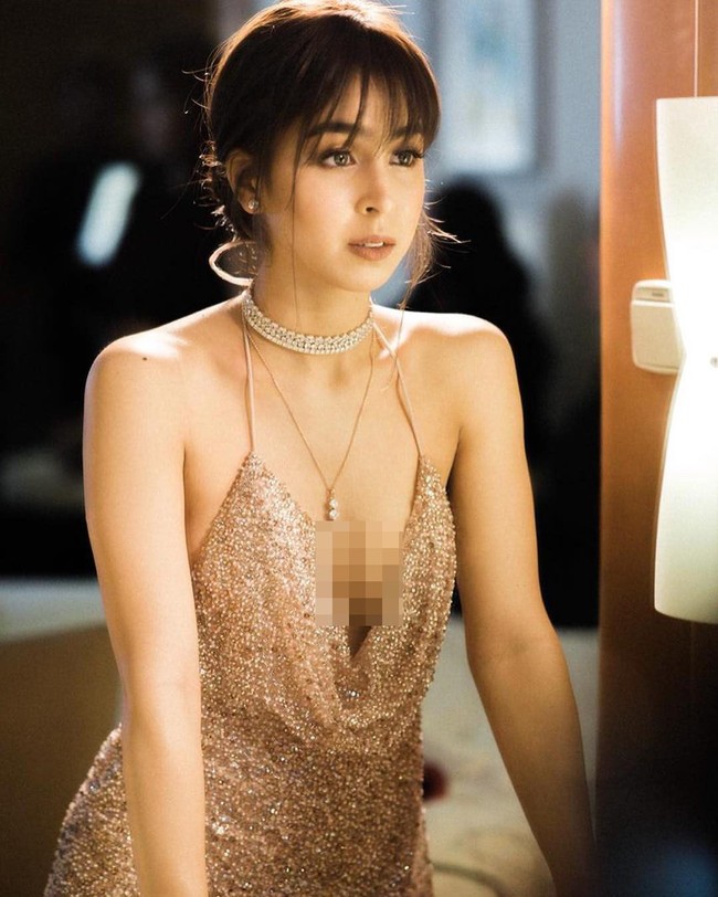 Bra tidak bisa menjaga tubuhku, itu sebabnya aku menggunakan selotip, terang Julia. Foto: Instagram @juliabaretto