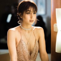 Bra tidak bisa menjaga tubuhku, itu sebabnya aku menggunakan selotip, terang Julia. Foto: Instagram @juliabaretto