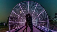 Beginilah suasana romantis yang sangat kental terasa di festival cahaya yang ada di Hongkong. Anthony Kwan/Getty Images.