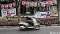 Spanduk caleg tampak mengotori jalur hijau.