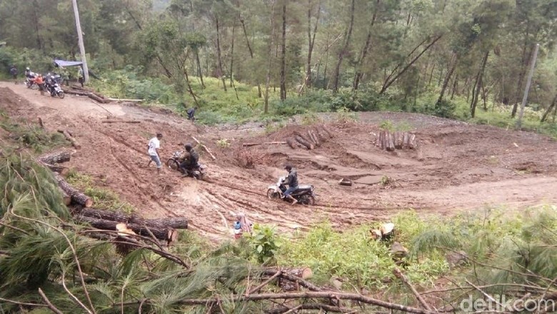 Jalan Longsor, Aktivitas Warga 3 Desa di Banjarnegara Terhambat Jalan Longsor, Aktivitas Warga 3 Desa di Banjarnegara Terhambat