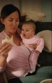 Duh, Lucunya! Bayi Ini Coba Curi Burrito yang Dimakan Sang Ibu