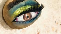 Merias kentang dengan foundation, pensil alis, eyeshadow hingga rambut palsu sedang jadi tren. Itu karena foundation serta riasan wajah lainnya bisa terpoles sempurna di kulit kentang mentah. Foto: Instagram vishalmok