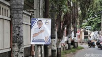 Spanduk caleg juga nongkrong di tiang listrik.