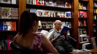Terdapat fasilitas kafe area panggung teater untuk kamu yang ingin membaca buku sambil minum kopi. (Ronaldo Schemidt/AFP)
