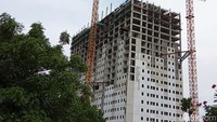 Alat berat terus mengerjakan proyek rumah DP Rp 0 di Pondok Kelapa, Jakarta Timur, Jumat (18/1/2019).