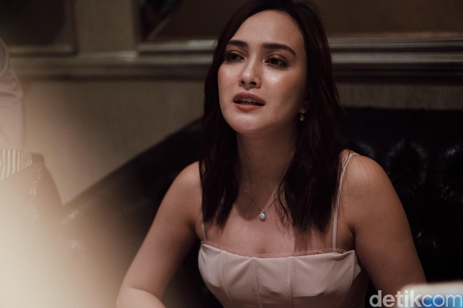 Wanita berusia 32 tahun itu semakin dikenal sejak memerankan tokoh Tita dalam Eifell Im in Love. Sosok imut itu memang tak banyak berubah. Foto: Silmia Putri/Wolipop