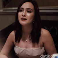Wanita berusia 32 tahun itu semakin dikenal sejak memerankan tokoh Tita dalam Eifell Im in Love. Sosok imut itu memang tak banyak berubah. Foto: Silmia Putri/Wolipop