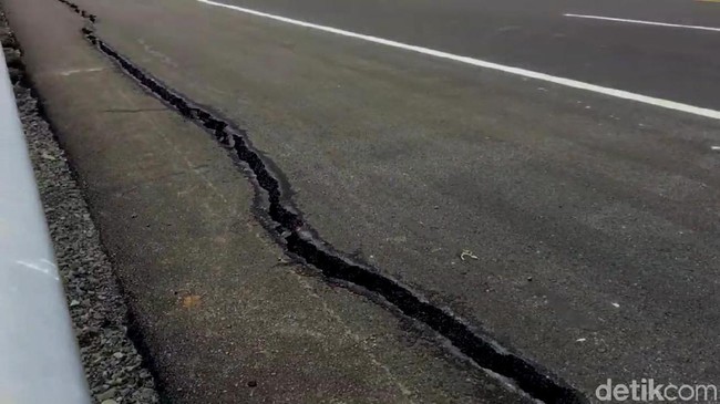 Sebulan Diresmikan Jokowi, Tol Pemalang-Batang Sudah Retak