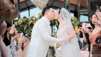 Digelar di hotel mewah di Nusa Dua Bali, Edric Tjandra begitu bahagia meski ada tangis dan keharuan saat pemberkatan. Foto: Hanif Hawari/detikHOT