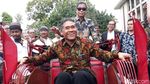 Berkacamata Hitam dan Batik, Jonan Jajal Becak Listrik
