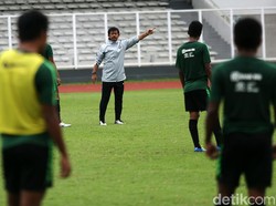 Latihan dipantau langsung Pelatih Tim nasional Indonesia U-22 Indra Sjafri.