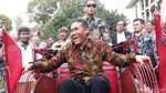 Berkacamata Hitam dan Batik, Jonan Jajal Becak Listrik