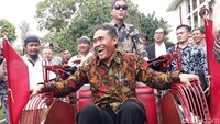 Berbeda dengan becak motor yang menghasilkan polusi udara dan suara, becak listrik ini bebas dari polusi sehingga lebih ramah lingkungan. Melalui dukungan dari salah satu BUMN yang menaruh perhatian yang tinggi pada elektrifikasi sarana transportasi masyarakat, Fakultas Teknik UGM mengembangkan 15 prototype becak listrik yang diberikan pada paguyuban pengemudi becak di kawasan Bulaksumur, Sleman.