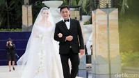 Tak lama kemudian Venny datang dengan mengenakan gaun pengantin putih dan viel.