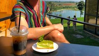Kira-kira Utt lagi dimana ya? Pemandangannya keren dengan pelengkap kue matcha dan segelas minuman segar. Foto: Instagram whattheutt