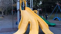 Jangan buka kaki saat meluncur, atau tanggung sendiri akibatnya. Istimewa/Dok. Boredpanda.