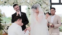 Air mata Venny pun jatuh saat Edric bersujud memasang cincin di jemari istrinya itu.