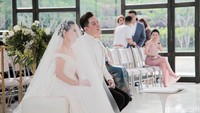 Edric dan Venny tampak larut dalam haru menjelang pengucapan janji nikah.