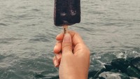 Berlibur ke New York, Nina tidak melewatkan kesempatannya untuk makan es krim sambil memandangi kota New York yang keren. Foto: Instagram @ninakozok