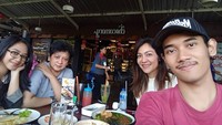 Ira juga gemar makan sajian tradisional. Di kesempatan kali ini, ia tampak memilih seporsi gado-gado. Foto: Instagram oktofin_ori