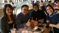  Ngopi sambil ngemil donat bareng media konsultan, Akhmad Kusaeni dan beberapa jurnalis tanah air. Wajah Ira terlihat awet muda, nih. Foto: Instagram akhmadkusaeni  