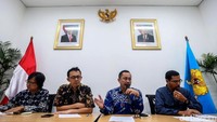 Ketua Komnas HAM, Ahmad Taufan Damanik (kedua kanan) bersama komisioner Komnas HAM, Sandrayati Moniaga (kiri), Beka Ulung Hapsara (kedua kanan) dan Amiruddin Al Rahab menjabarkan catatan kritis itu di kantor Komnas HAM, Jakarta, Jumat (18/1/2019).