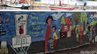 Warga memiliki cara kreatif untuk meningkatkan kepedulian dan kesadaran menjaga lingkungan melalui seni lukis mural.