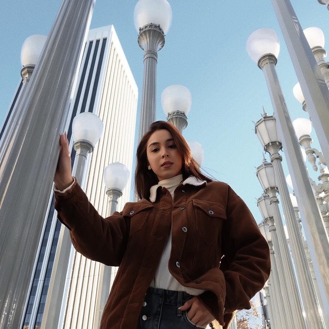 Julia pun mengungkapkan alasan dirinya tak pernah memakai bra dan lebih suka memakai selotip penutup puting. Foto: Instagram @juliabaretto