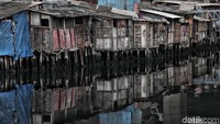 Tak hanya berwarna hitam, air sungai juga menimbulkan bau tak sedap.