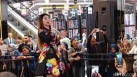 Lagu mega hitsnya, Sayang, juga turut dinyanyikan dan membuat seluruh penonton bernyanyi bersama.