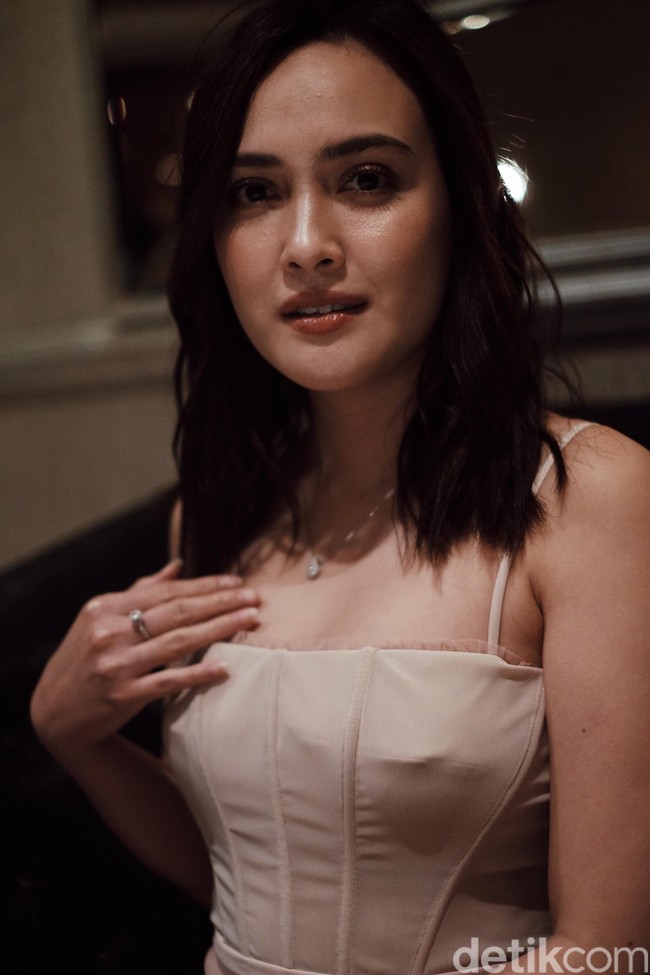 Populer sejak iklan deodoran dengan tagline burket hampir 20 tahun lalu, kini penampilan Shandy Aulia tetap menawan. Karirnya di industri film juga tak luntur. Foto: Silmia Putri/Wolipop