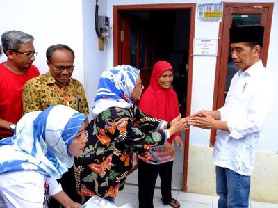Jokowi Tinjau Warga Cibatu yang Sudah Tersambung Listrik
