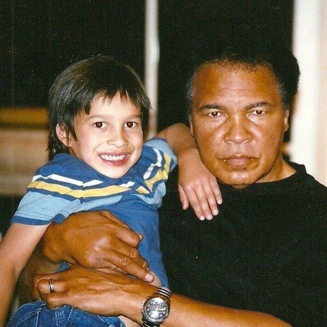 Biaggio terbilang cukup akrab dengan mendiang kakeknya. Ia kerap membagikan foto kebersamaannya dengan Muhammad Ali. Pria berbadan kekar ini juga mempunyai panggilan sayang untuk petinju legendaris itu, Poppy. Foto: Instagram/@biaggioaliwalsh
