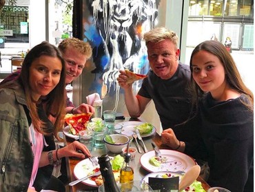 Potret Manis Chef 'Galak' Gordon Ramsay Bareng Keluarga