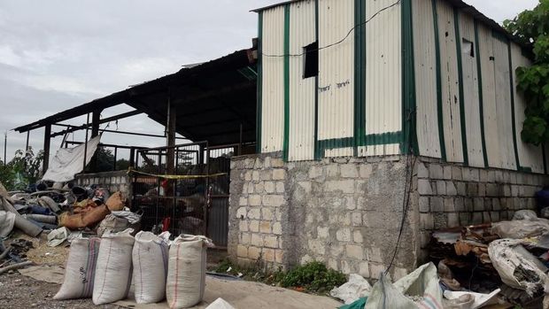Di situ terdapat karung-karung berisi limbah plastik.