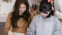 Penggemar Jennie wajib tahu kalau idolanya tak hanya cantik tapi juga bisa masak. Coba tebak, Jennie lagi masak bareng siapa? Ya, si cantik Jisoo! Foto: Istimewa  