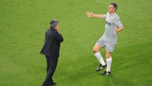 Jose Mourinho merayakan keberhasilan Inter Milan jadi juara Liga Champions bersama Francesco Toldo.