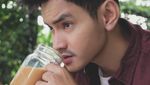 Pose Keren Aditya Suryo, Adik Chand Kelvin yang Hobi Makan Burger