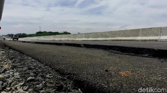 Sebulan Diresmikan Jokowi, Tol Pemalang-Batang Sudah Retak