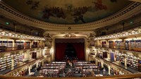 Dulunya bangunan toko buku ini adalah gedung theater yang dibuka tahun 1919. Gedung ini digunakan untuk pertunjukan artistik seperti drama, balet, opera, dan pertunjukan tari. (Marcos Brindicci/Reuters)