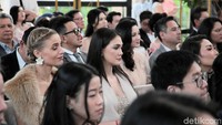 Daniel dan Viola tampak di samping Luna Maya kala pemberkatan nikah Edric. Foto: Hanif Hawari/detikHOT