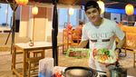 Pose Keren Aditya Suryo, Adik Chand Kelvin yang Hobi Makan Burger