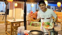 Selain burger, Aditya juga gemar menyantap suki dan BBQ grill yang enak. Dua porsi besar ini siap jadi menu makan malamnya yang enak! Foto: Instagram @aditsur88